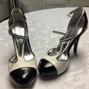 White House, black market spectator pumps size 5